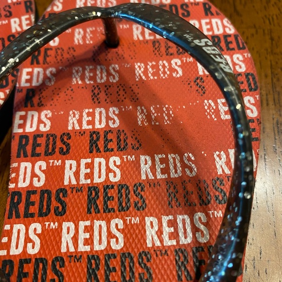 MLB Cincinnati Reds flip-flops. I am guessing on the size, between 6-7 - Picture 7 of 11